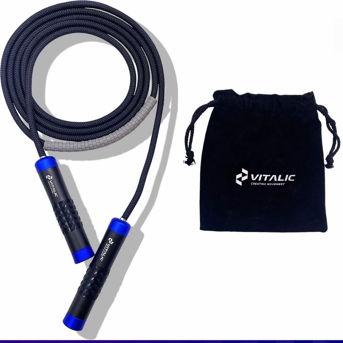 Corda per saltare nera con manici blu e sacca nera con logo.