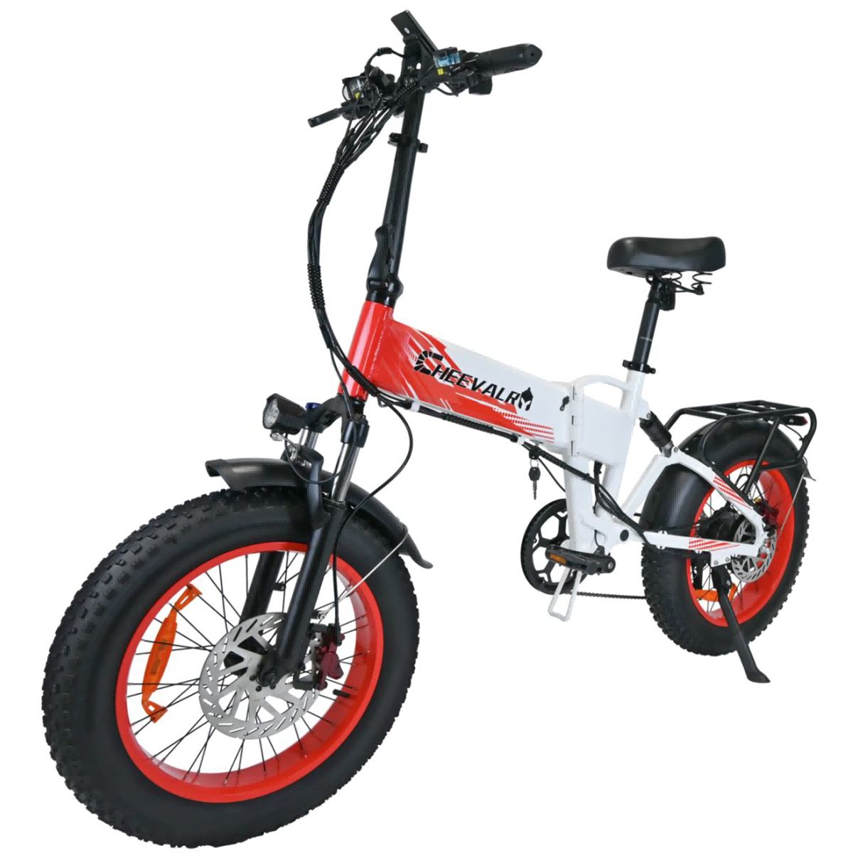 E-bike bianca e rossa. Ruote rosse, pneumatici neri. Sella nera. Portapacchi posteriore. Marchio Cheevalry.