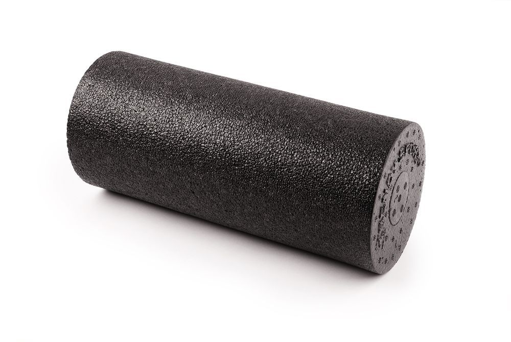 Rullo per fascia nero. Forma cilindrica, superficie strutturata. Su sfondo bianco.