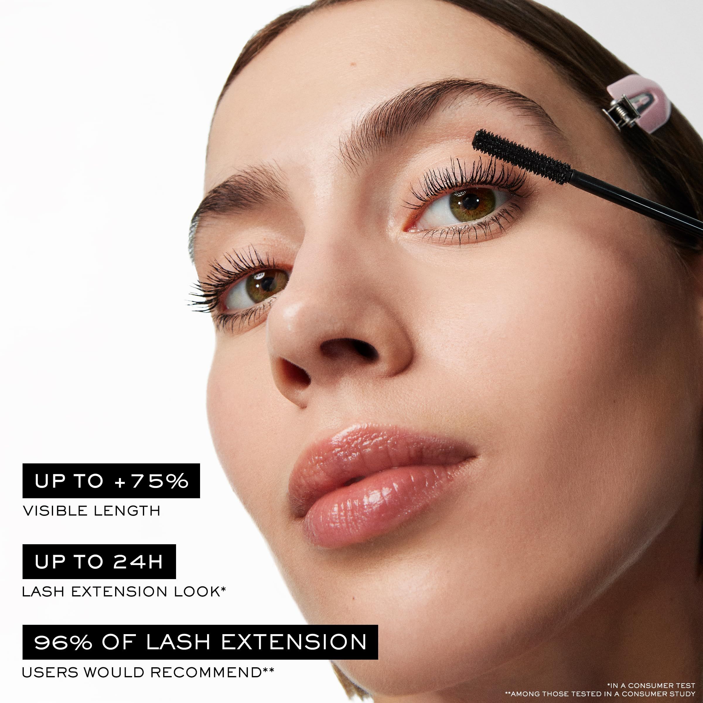 Donna con applicatore di mascara. Testo: Fino a +75% di lunghezza visibile, fino a 24 ore di effetto extension ciglia, 96% di raccomandazione.