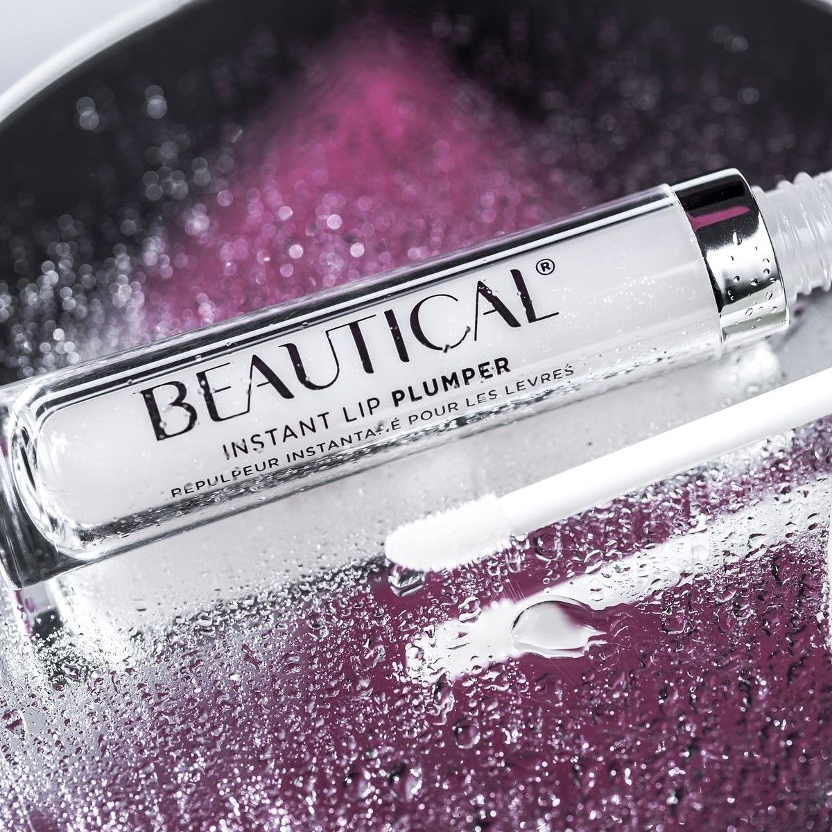 BEAUTICAL Instant Lip Plumper. Tubo con tappo argento e applicatore. Prodotto su superficie lucida.