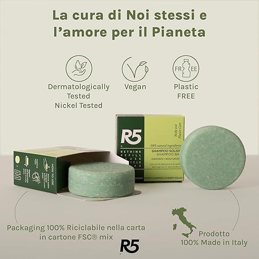 Shampoo verde e confezione. Testo: 'R5', 'Dermatologicamente testato', 'Vegan', 'Senza plastica'. Prodotto in Italia.