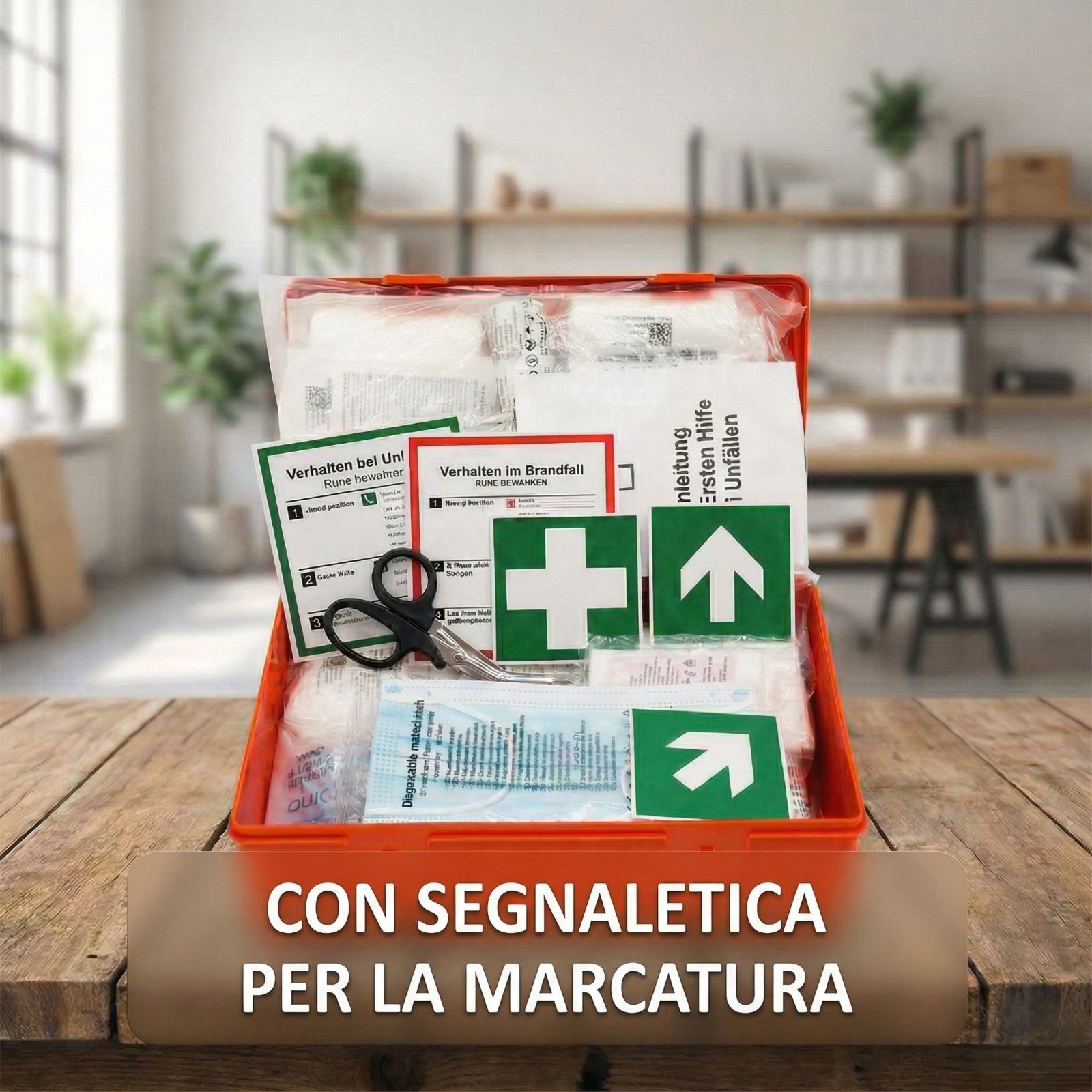 Cassetta di pronto soccorso rossa, aperta, con contenuto. Su un tavolo. Segnaletica per la marcatura.