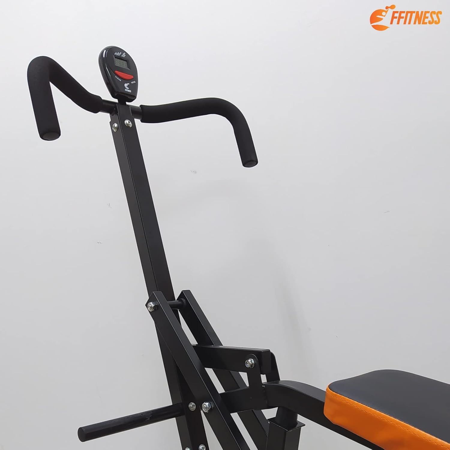 Body Crunch nero con display e sedile arancione. Logo FFitness in alto a destra.