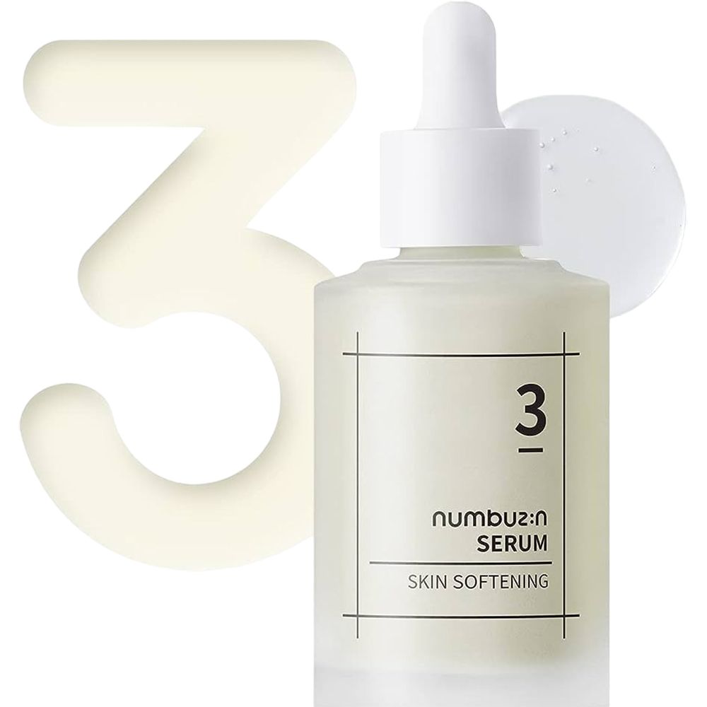 Flacone di siero con tappo e contagocce bianchi. Scritta: 3, Serum, Skin Softening. Grande numero 3 accanto al flacone. Flacone in vetro trasparente e opaco.