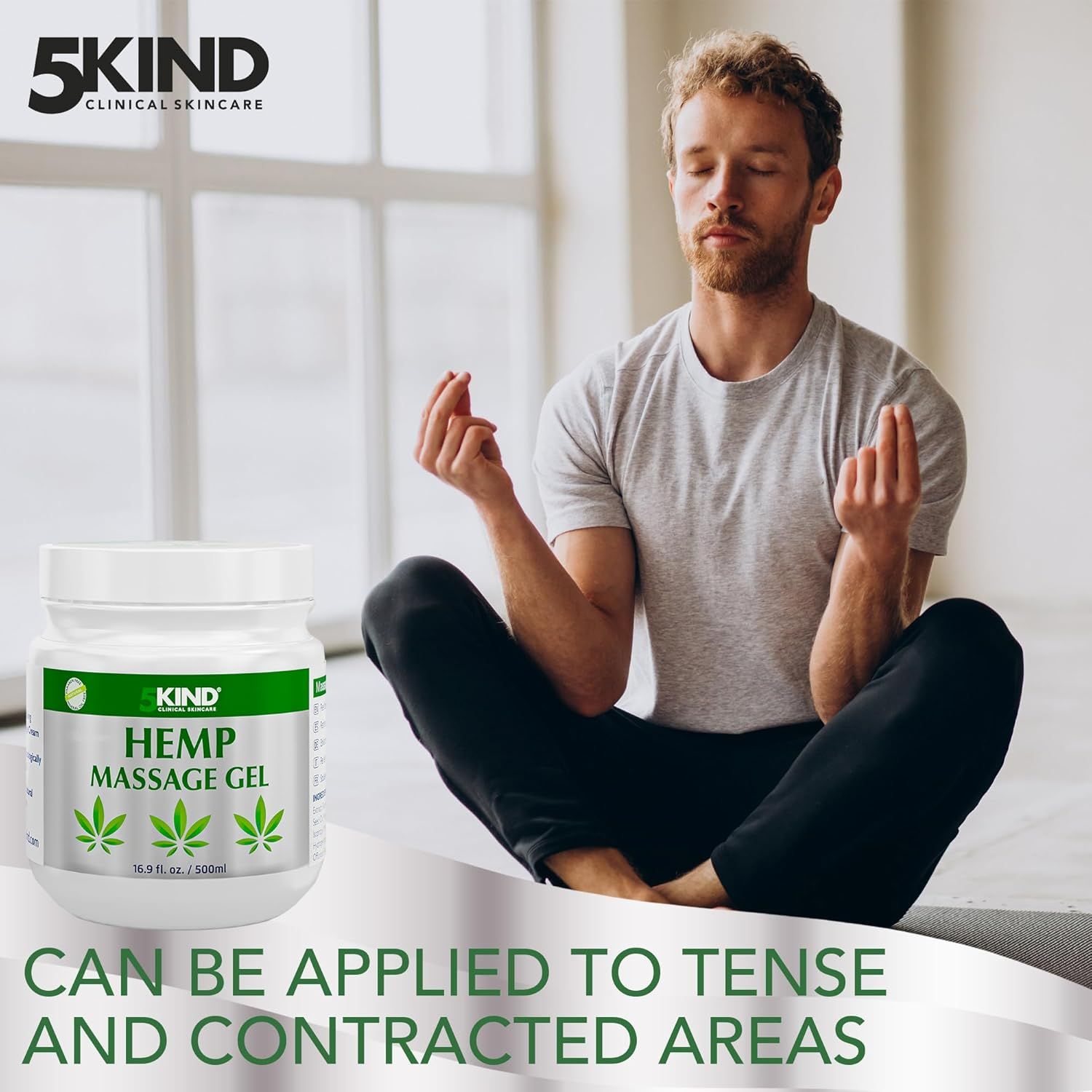 Uomo seduto a gambe incrociate. Scritta: HEMP MASSAGE GEL. Simbolo foglie di canapa. 16.9 fl. oz. / 500ml. Testo: PUÒ ESSERE APPLICATO SU AREE TESE.