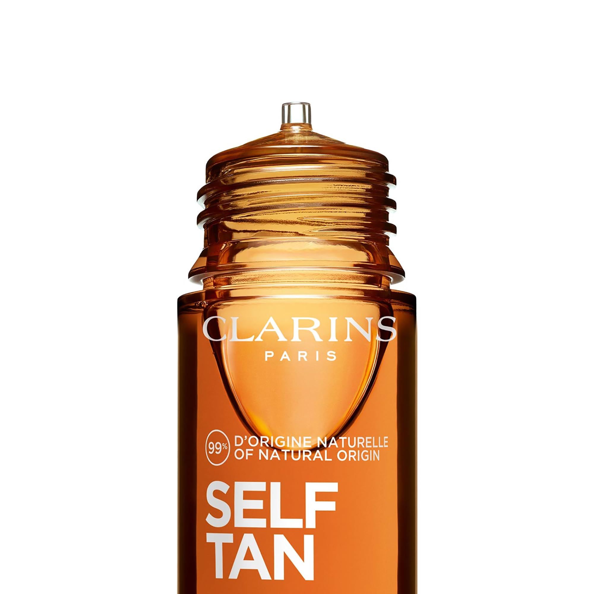 Primo piano della parte superiore del flacone. Testo: Clarins, Self Tan, 99% origine naturale.