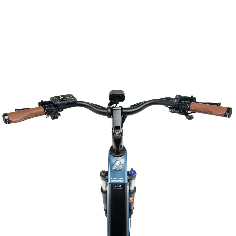 Manubrio di e-bike blu con manopole marroni. Display e luce montati in alto. Manubrio nero.