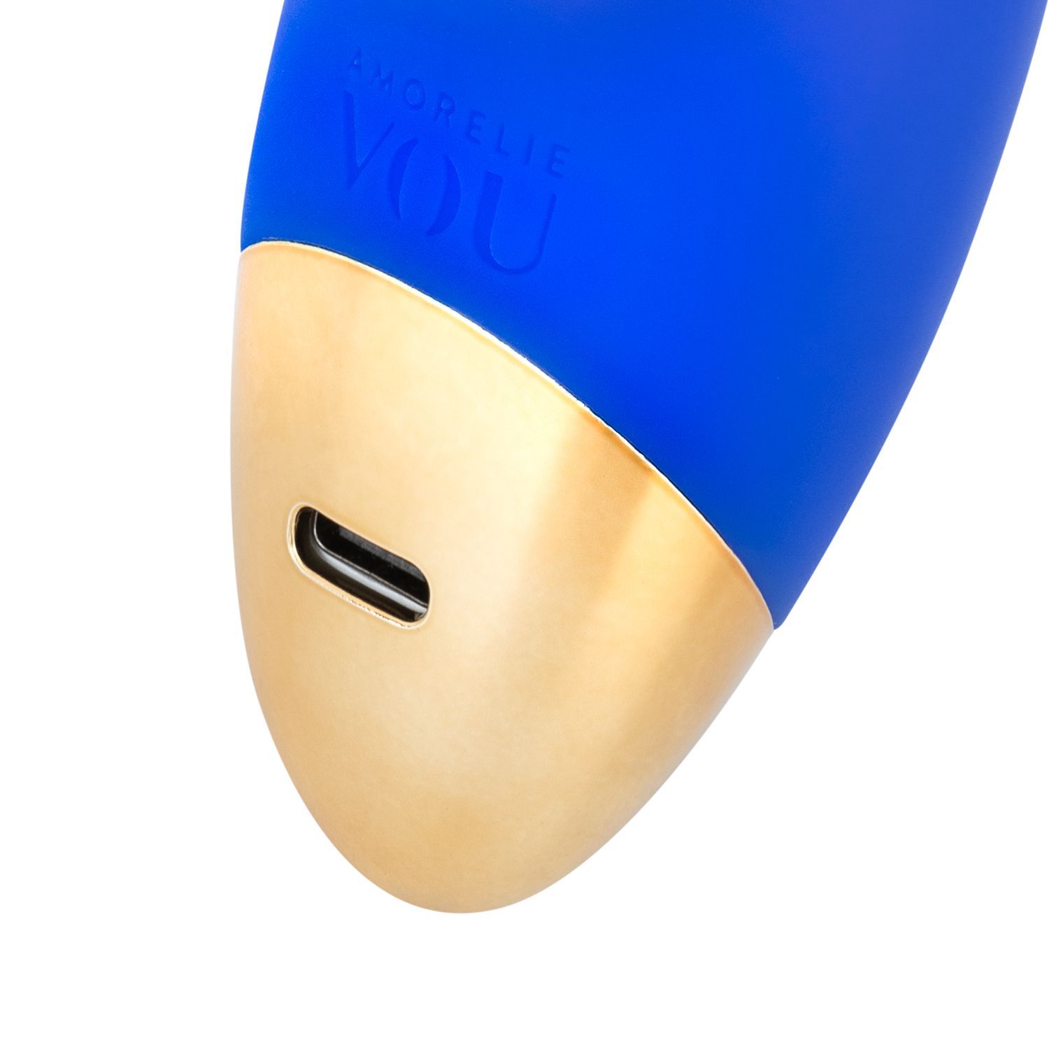Primo piano dell'estremità dorata di un vibratore blu. È visibile una porta di ricarica. Il prodotto ha il marchio AMORELIE VOU.