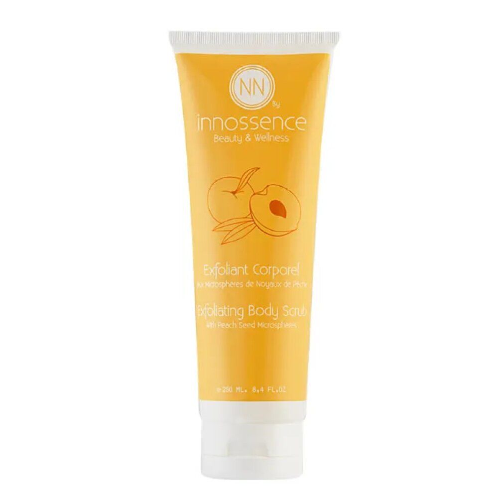 Tubo giallo con tappo bianco. Scritto: Innossence Beauty & Wellness, Exfoliating Body Scrub. Illustrazione: pesche.