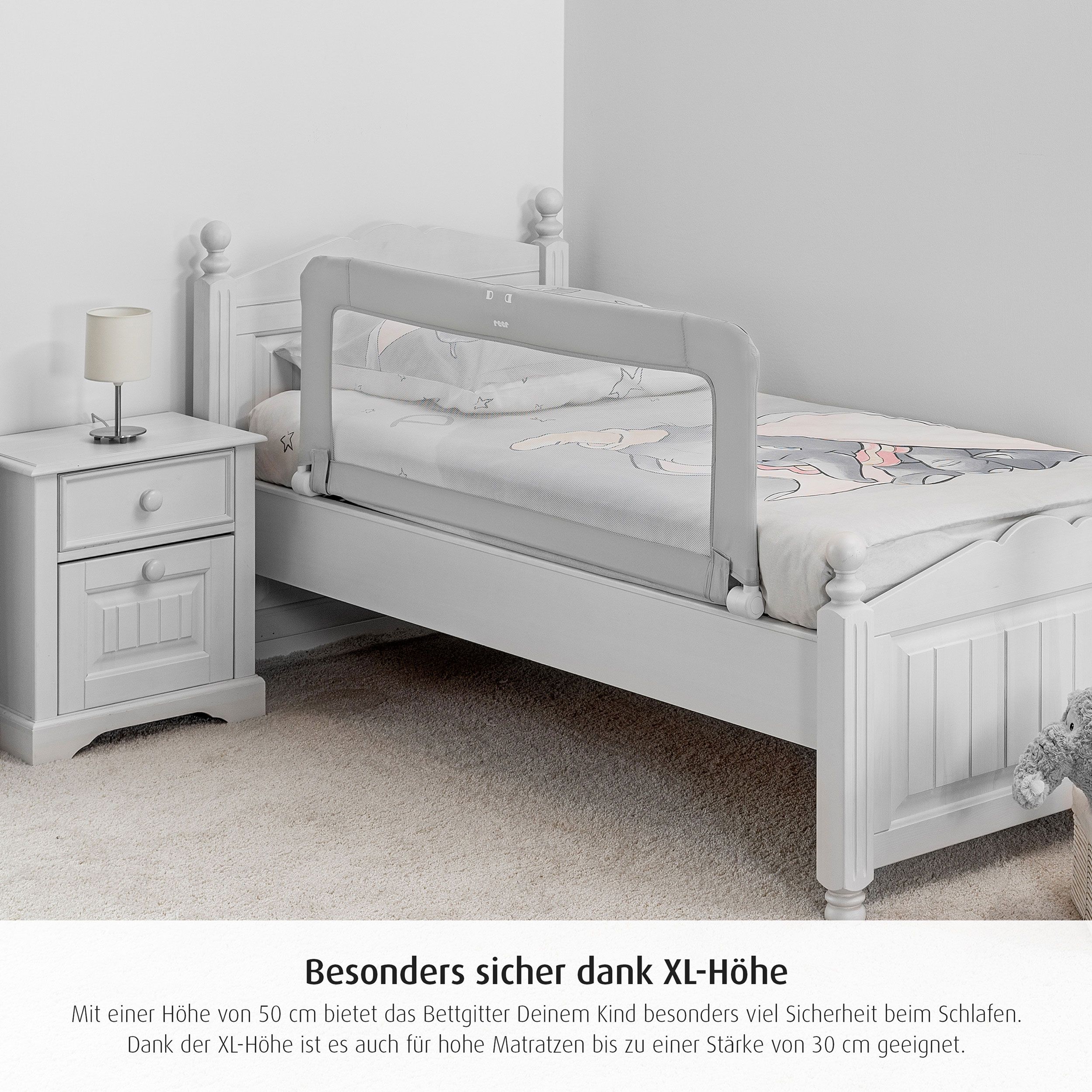 Barriera letto montata sul letto. Grigia con rete bianca. Marchio reer. Testo: Particolarmente sicuro grazie all'altezza XL.