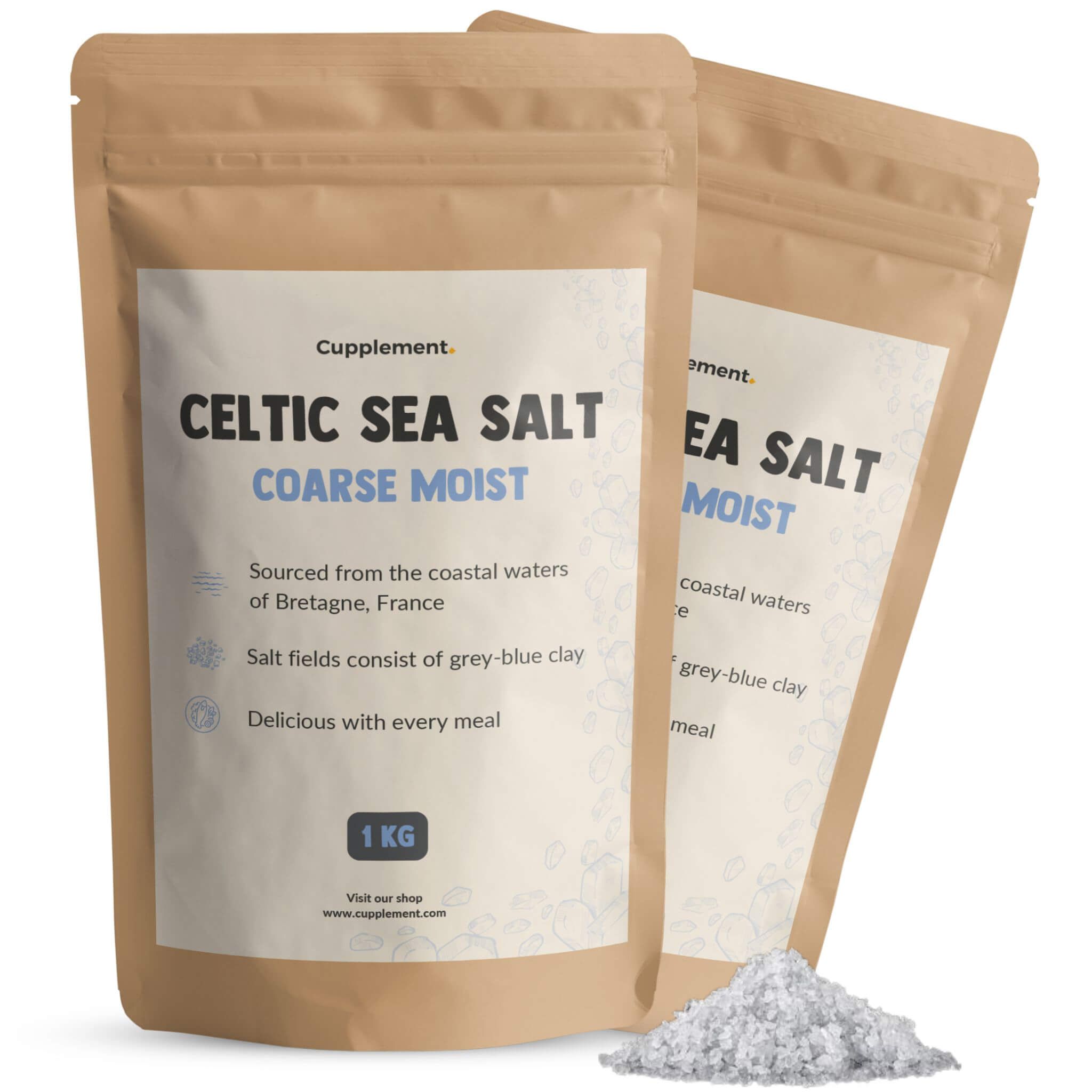 Due sacchetti di sale marino celtico Cupplement. Scritta: Celtic Sea Salt, Coarse Moist. 1 kg. Sale accanto.