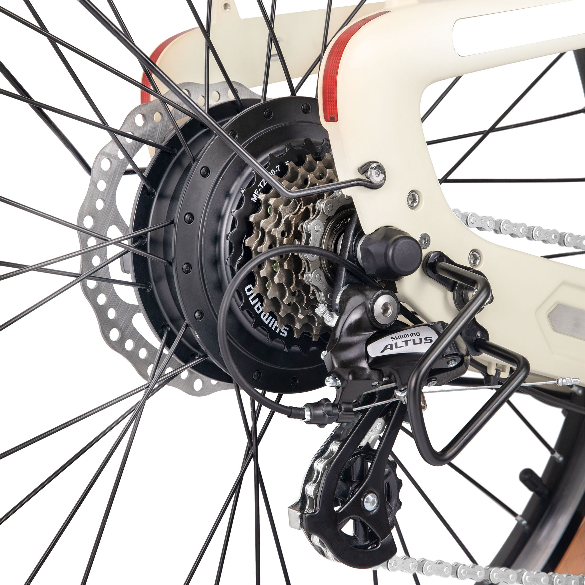 Ruota posteriore di e-bike. Motore nero, ingranaggi, disco freno e deragliatore Shimano Altus.