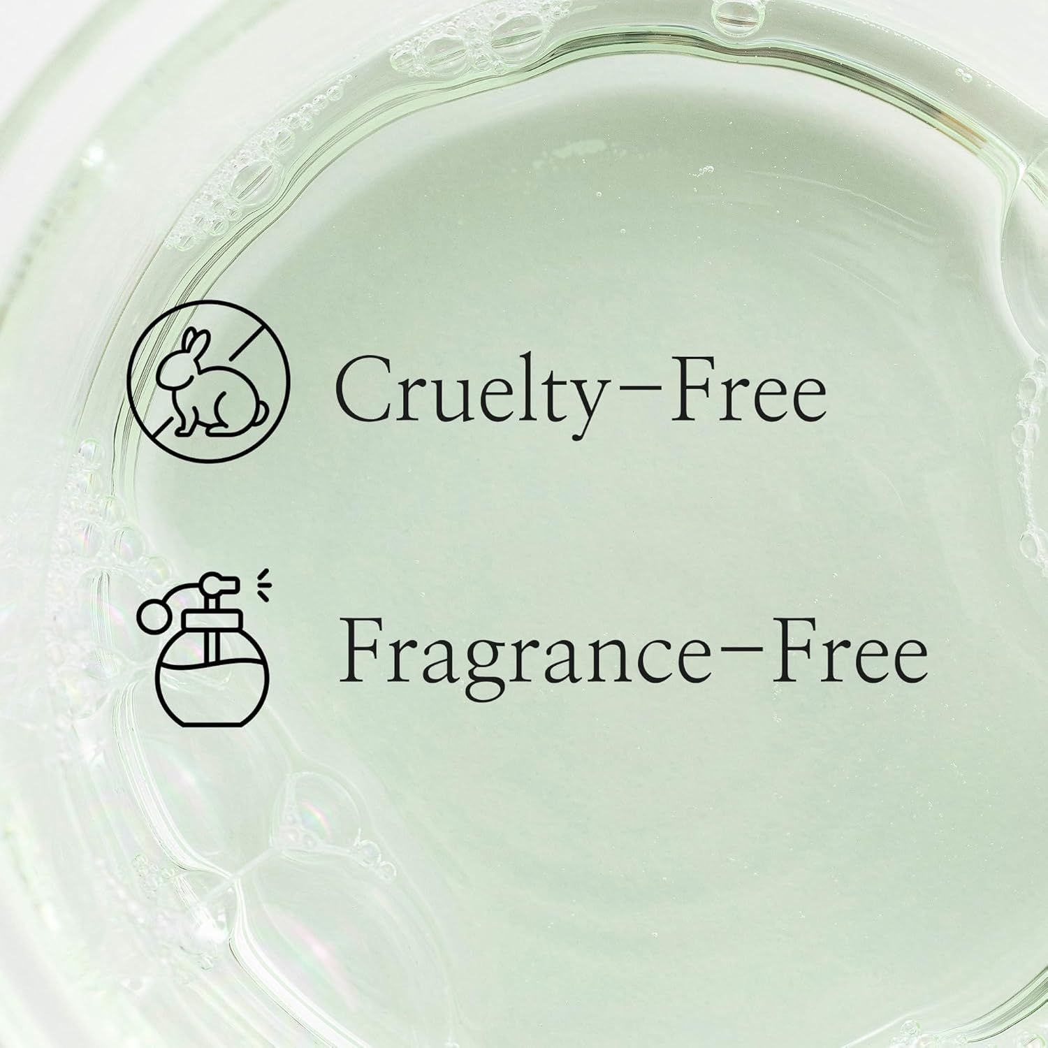 Primo piano del toner in vetro. Simboli: Cruelty-Free, Senza profumo. Liquido verde chiaro con bolle.
