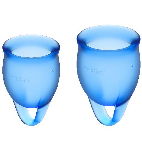 Due coppette mestruali blu, una con 15ml, l'altra con 20ml.