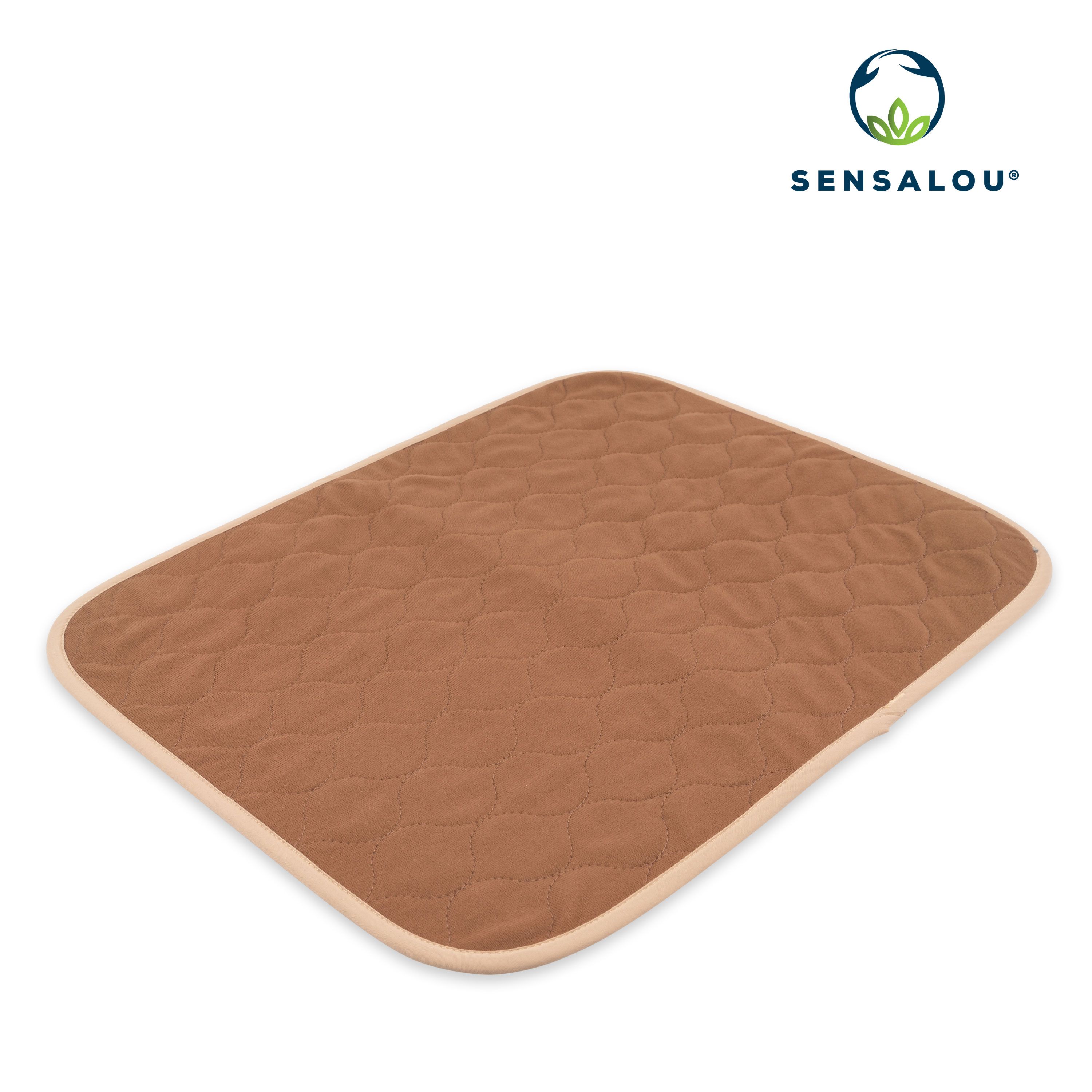 Sottosedile marrone con logo Sensalou. Rettangolare con bordo beige. Superficie trapuntata.