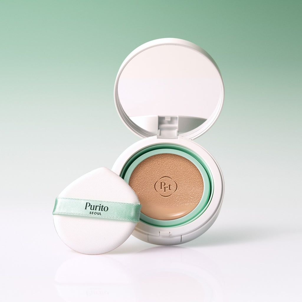 Contenitore compatto cushion bianco aperto, con specchio e applicatore. Applicatore con logo. Bordo verde.