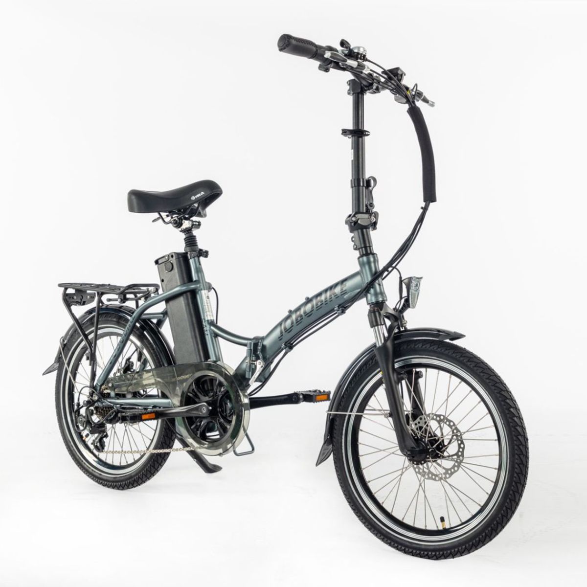 E-bike grigia JOBOBIKE SAM, vista frontale. Sella nera, parafanghi, faro e batteria sul telaio.