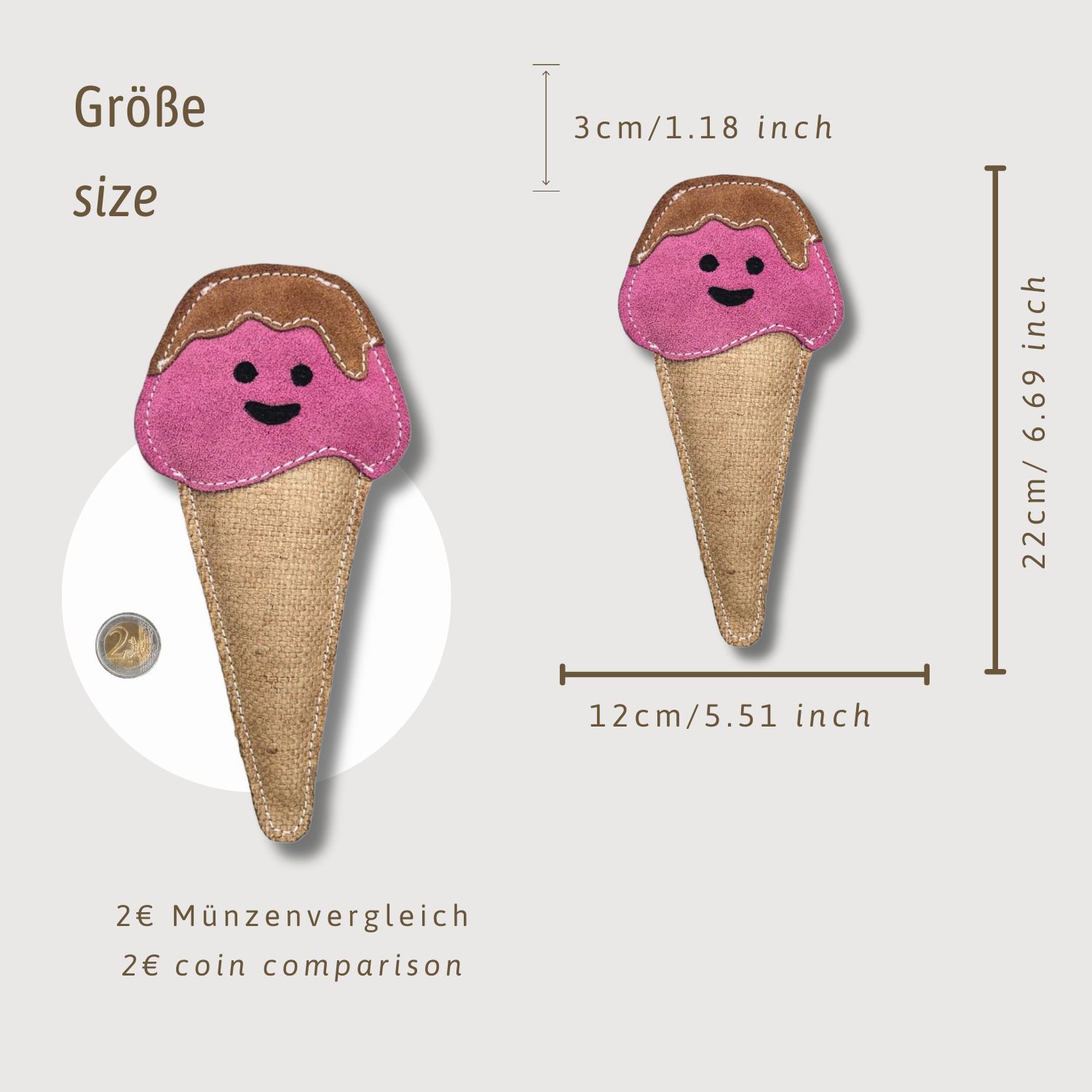 Giocattolo per cani a forma di gelato. Gelato rosa con salsa marrone su cono di iuta. Dimensioni: 22x12x3cm. Confronto con moneta.