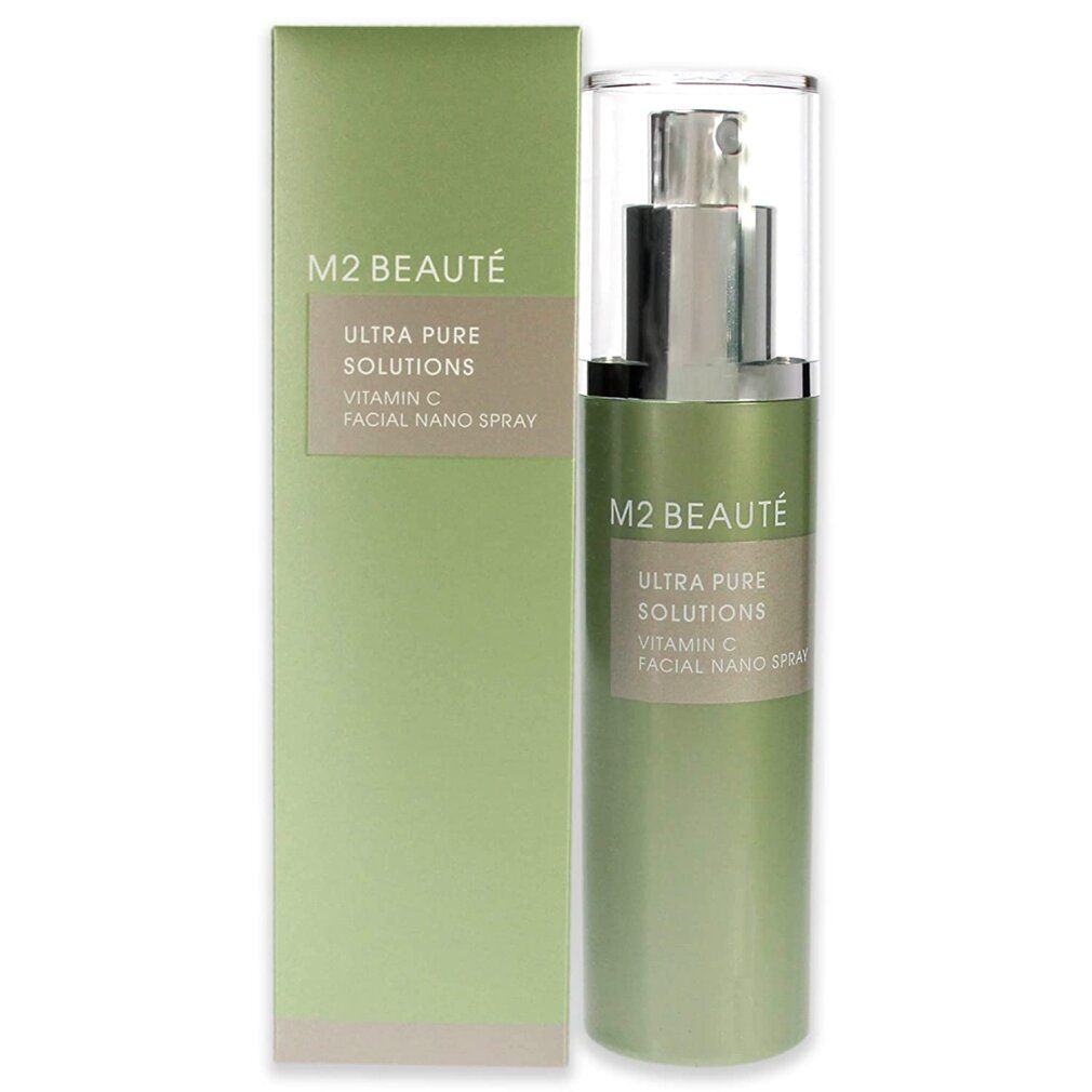 M2 Beauté Ultra Pure Solutions Vitamin C Facial Nano Spray. Flacone verde con vaporizzatore e confezione. Testo: Ultra Pure Solutions, Vitamin C.