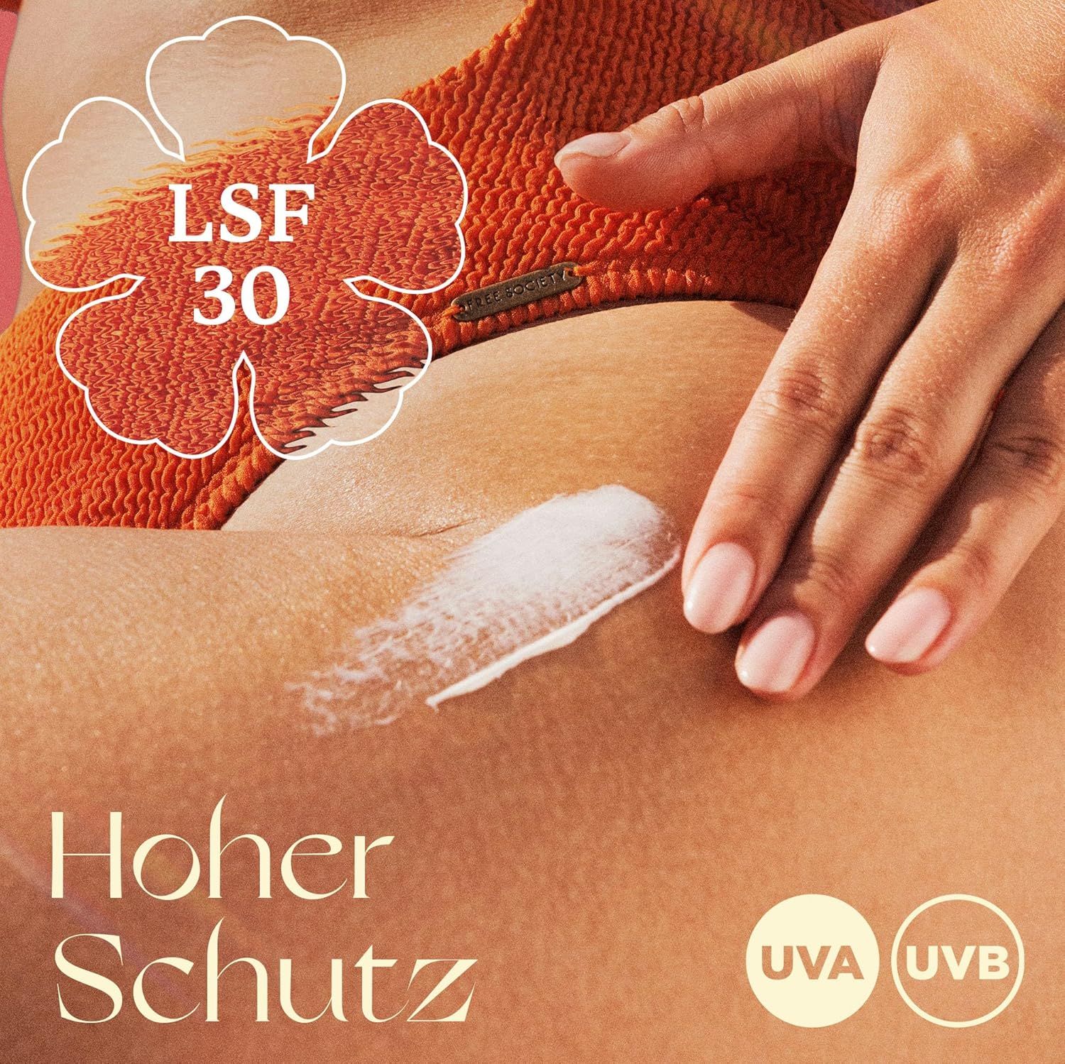 Pelle cosparsa di crema solare. Testo: Alta protezione UVA & UVB. SPF 30. Scritta: UVA UVB.