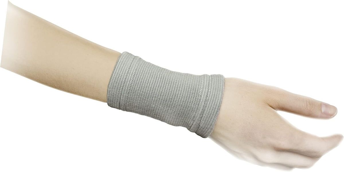 Tutore per polso grigio indossato al polso. Materiale a coste, aderente.