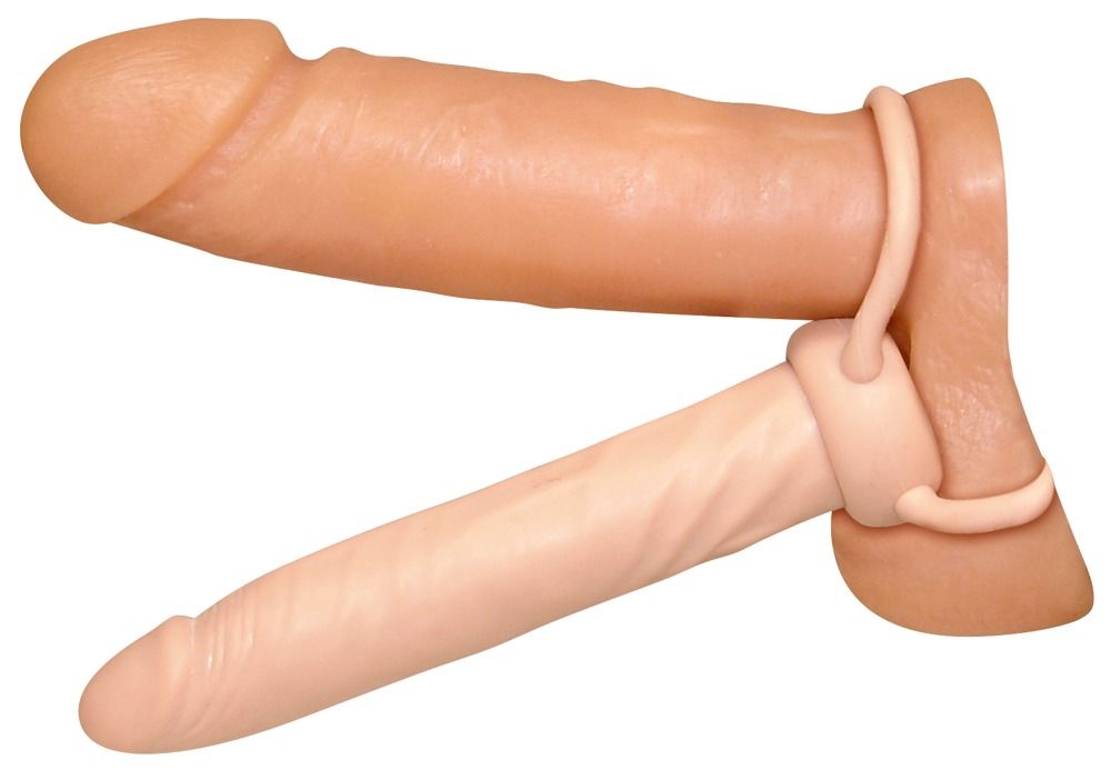 Due dildo beige con anello per pene e scroto. Uno è sopra l'altro. Gli anelli collegano i prodotti.