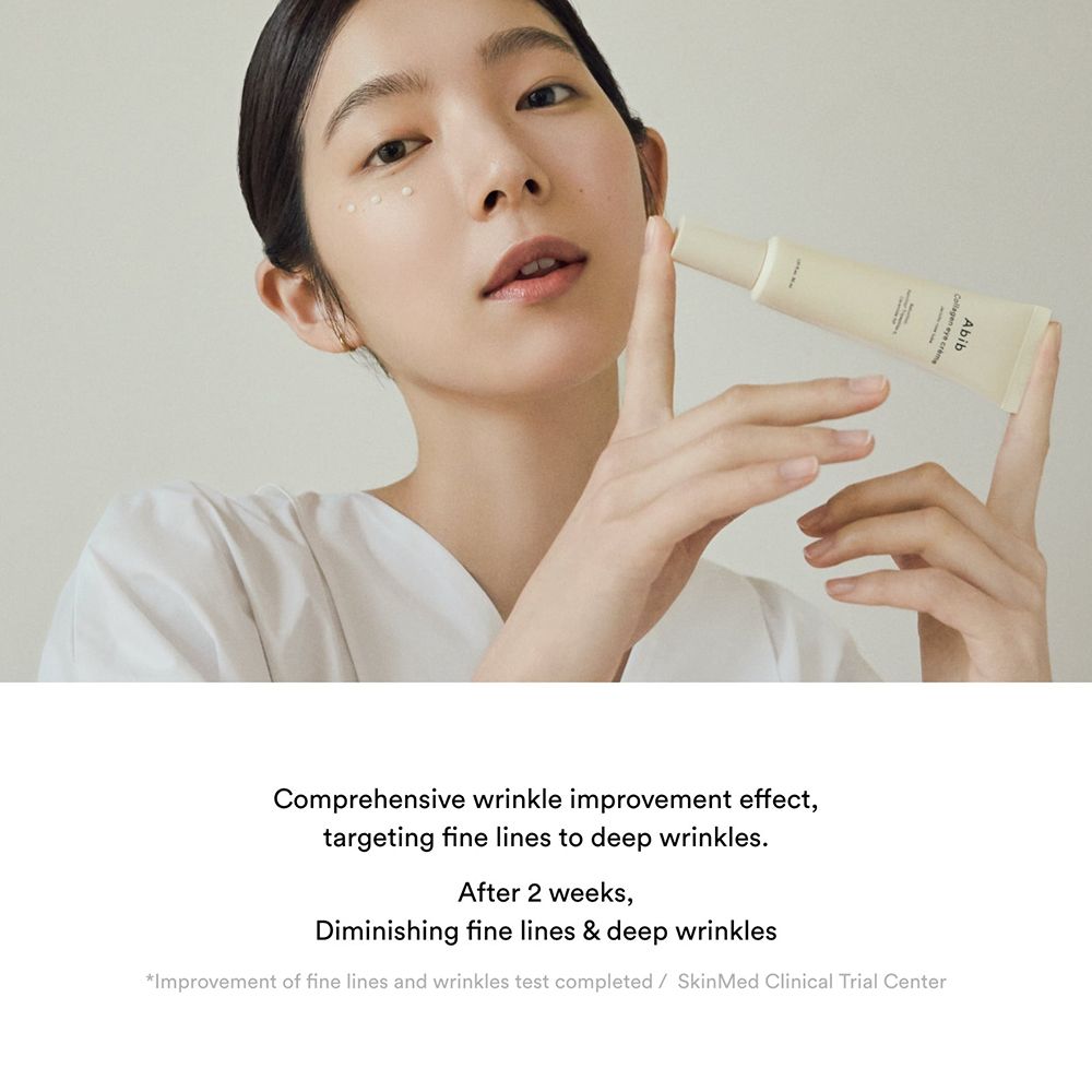 Donna applica la crema occhi ABIB Collagen. Tubo e crema. Testo: Riduce le rughe. Dopo 2 settimane: Meno rughe.