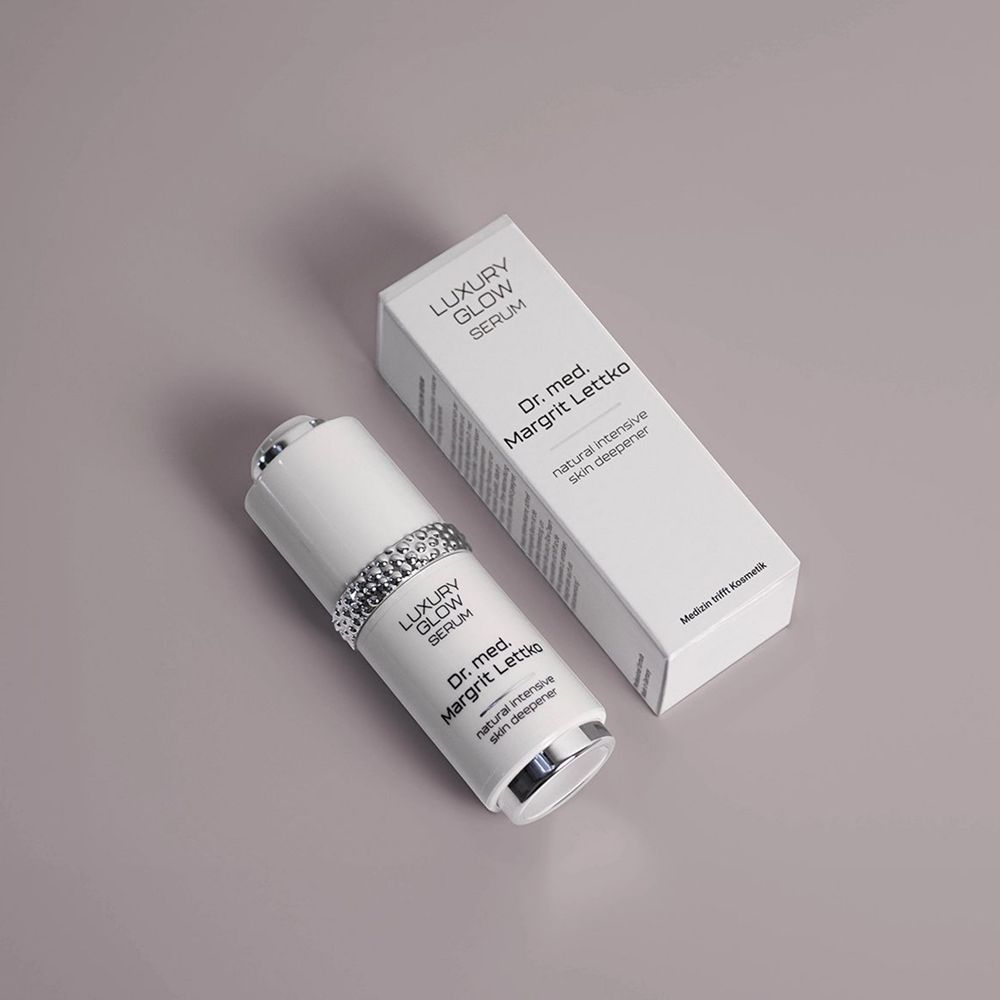 Siero Dr. med. Margrit Lettko Luxury Glow in flacone dispenser bianco con applicatore argentato e confezione esterna.