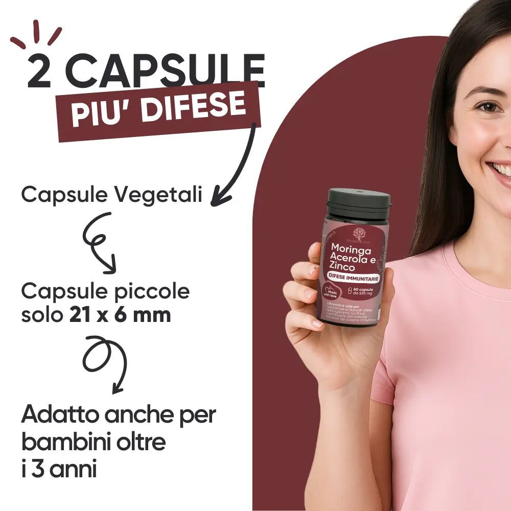 Donna tiene in mano un flacone di capsule. Testo: 2 capsule più difese. Capsule: 21x6 mm. Adatto ai bambini sopra i 3 anni.