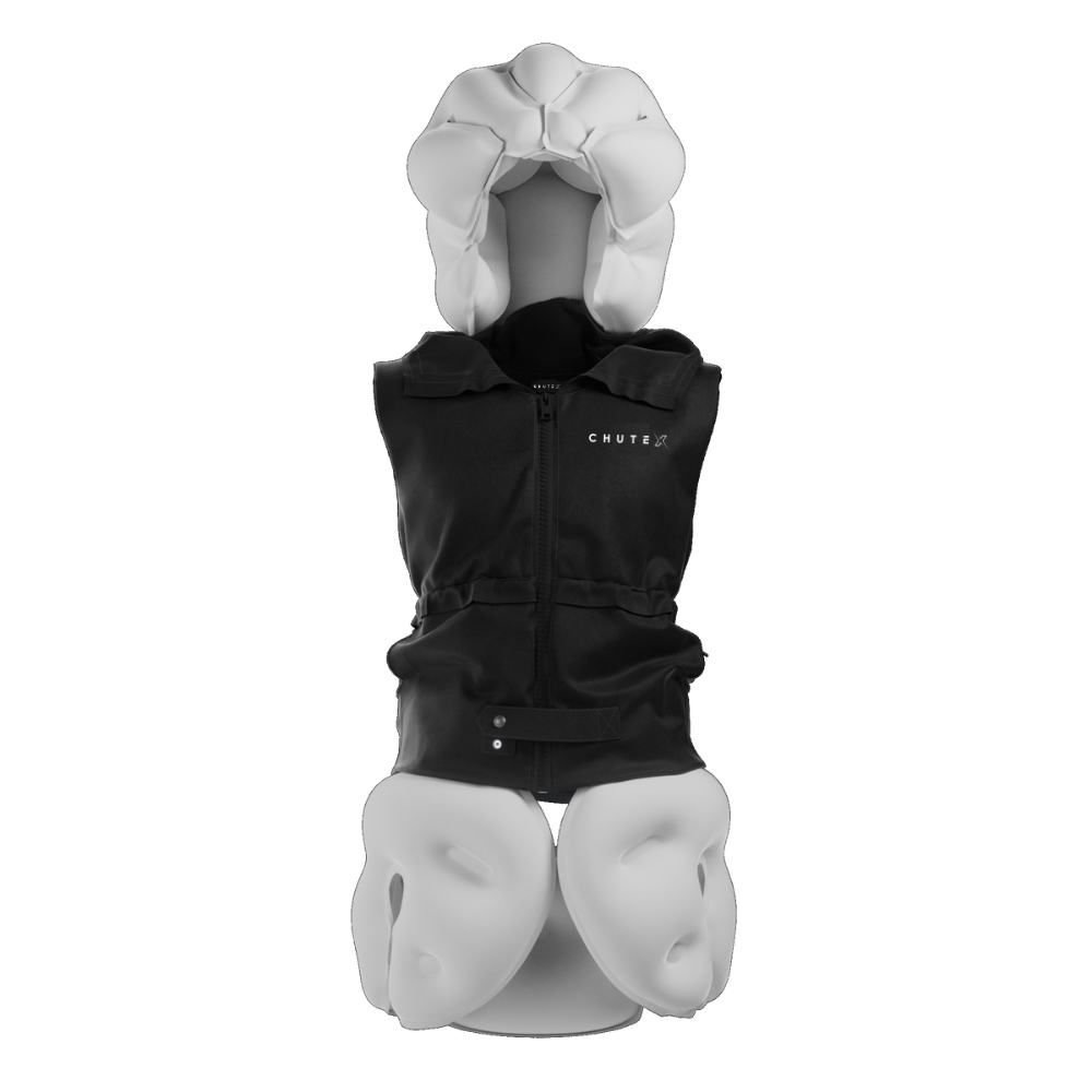 Gilet nero con scritta "CHUTEX", collegato a elementi bianchi a forma di cuscino. Il gilet è posto su uno sfondo bianco.