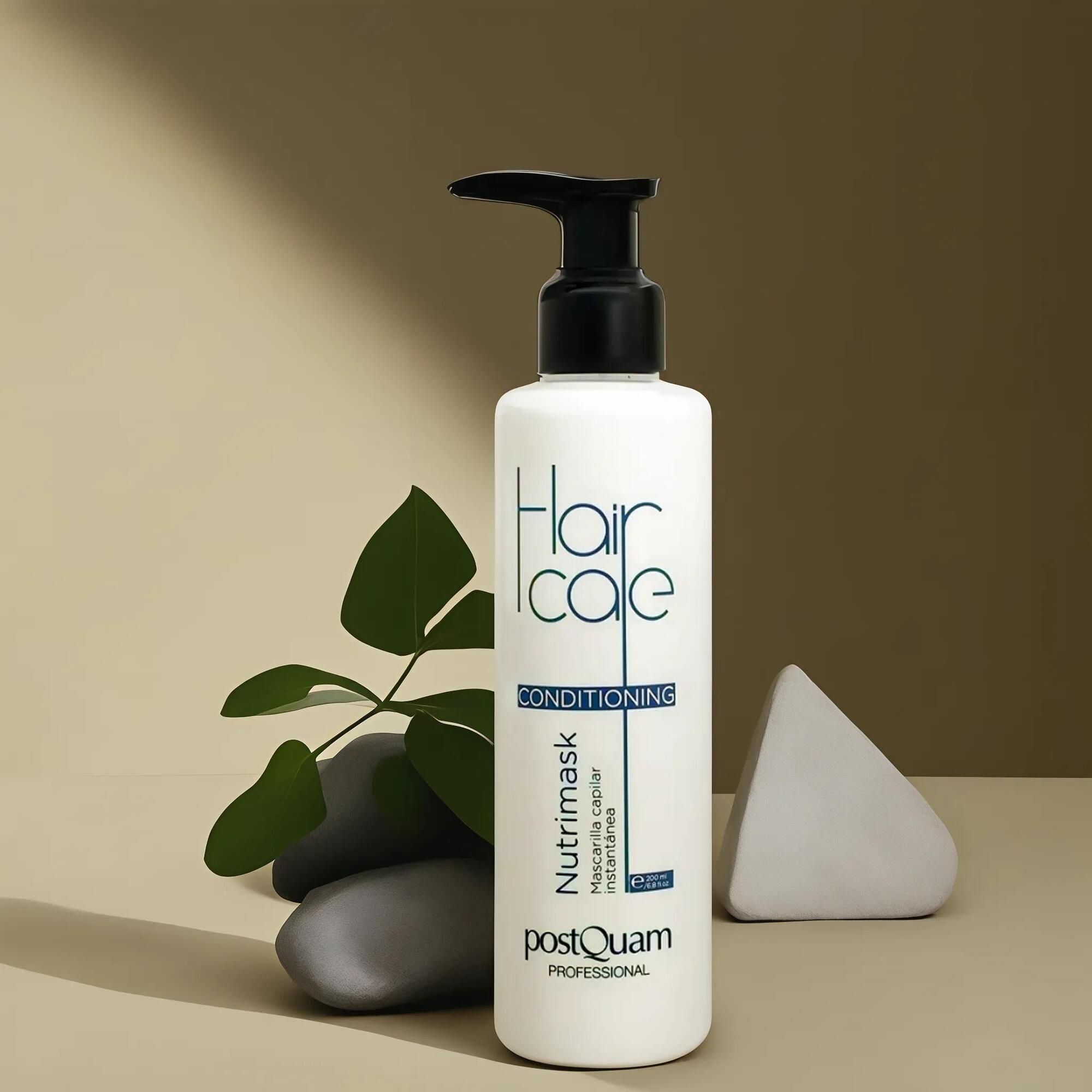 Flacone bianco con dosatore nero. 'Hair Care Conditioning' e 'Nutrimask' di Postquam. Decorato con foglie e pietra.