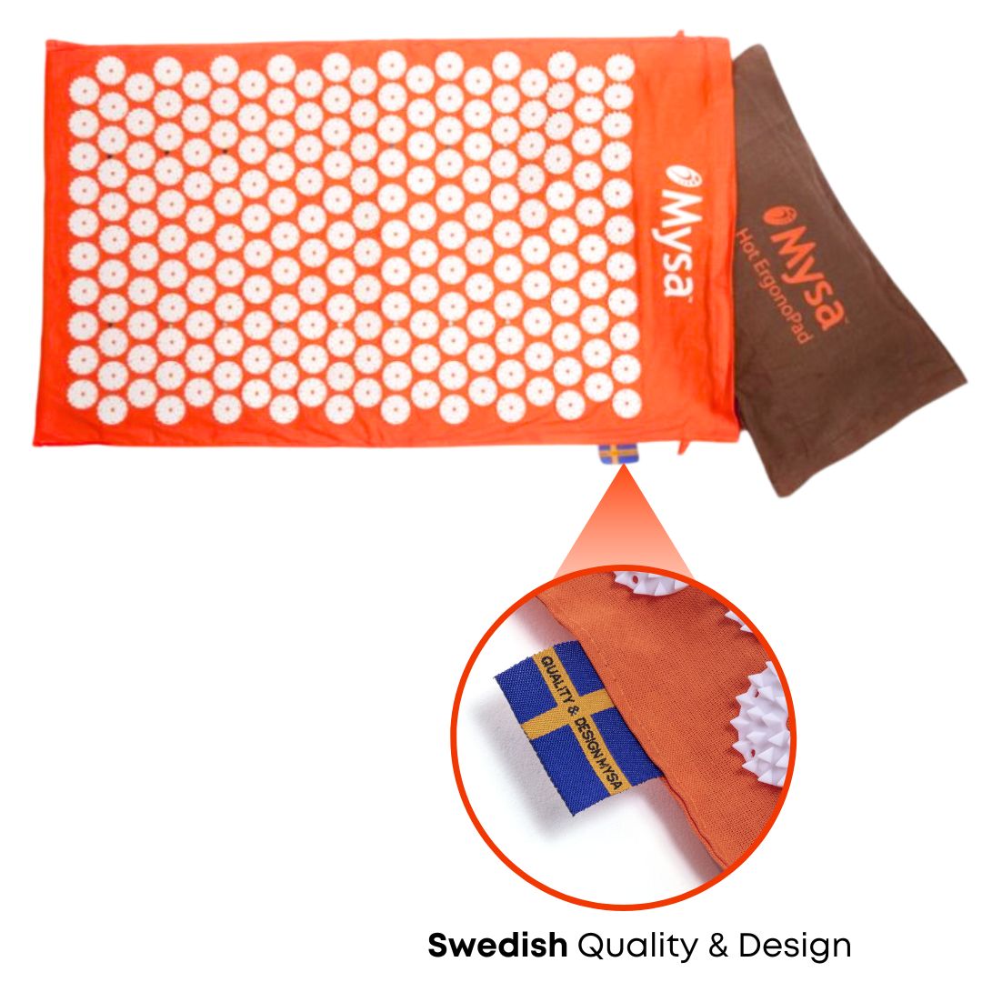 Cuscino ErgonoMag Mysa arancione con punte bianche. Cuscino marrone accanto. Etichetta Qualità e Design svedese.