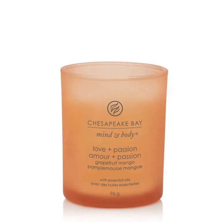 Candela arancione con scritta Chesapeake Bay mind & body, love + passion. 96 g. Con oli essenziali.