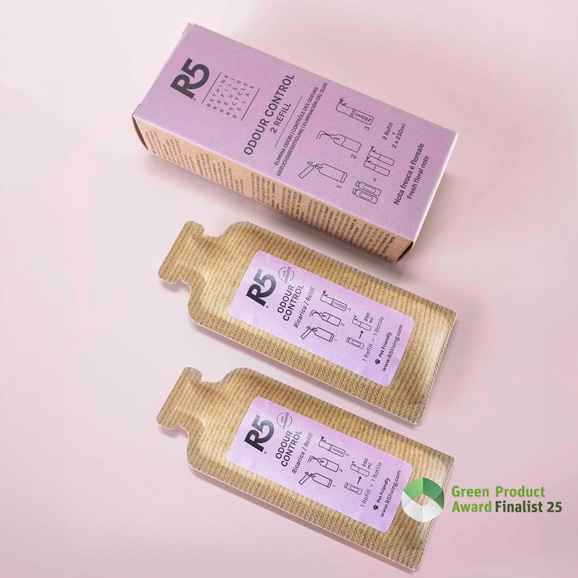 Due ricariche e una scatola. Scritta: R5, Odour Control, 2 Refill. Illustrazioni. Verde: Green Product Award Finalist 25. Rosa.
