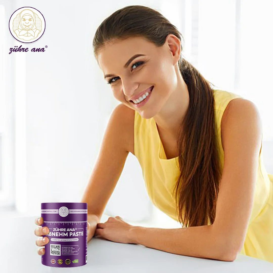 Donna che tiene un barattolo di Zühre Ana Abnehm Paste. Il nome del prodotto è ben visibile.