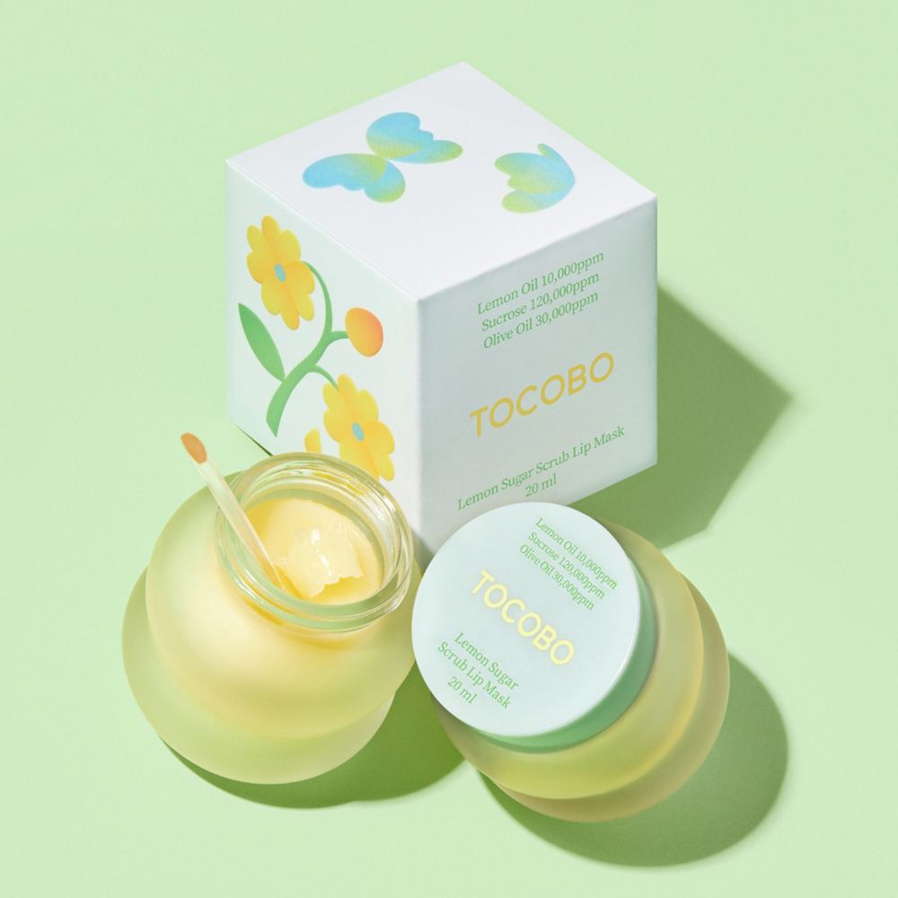 Confezione del prodotto con vasetto e coperchio. Vasetto aperto con spatola. Scritta: TOCOBO, Lemon Sugar Scrub Lip Mask.