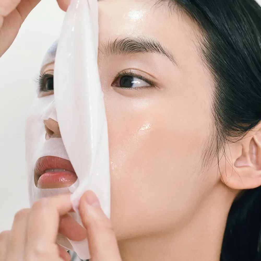 Una donna applica l'Abib Gummy Sheet Mask Madecassoside Sticker.
