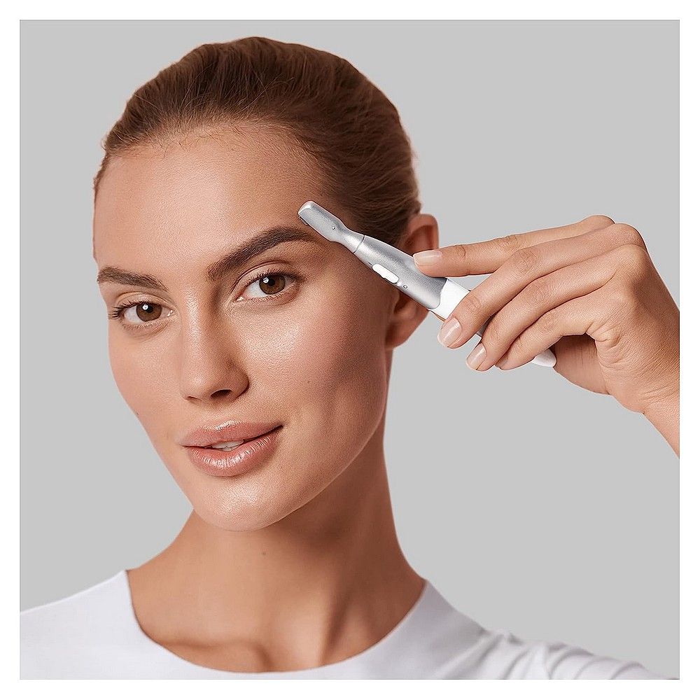 Donna usa il rasoio Braun Silk-épil FG 1106 da donna per le sopracciglia.