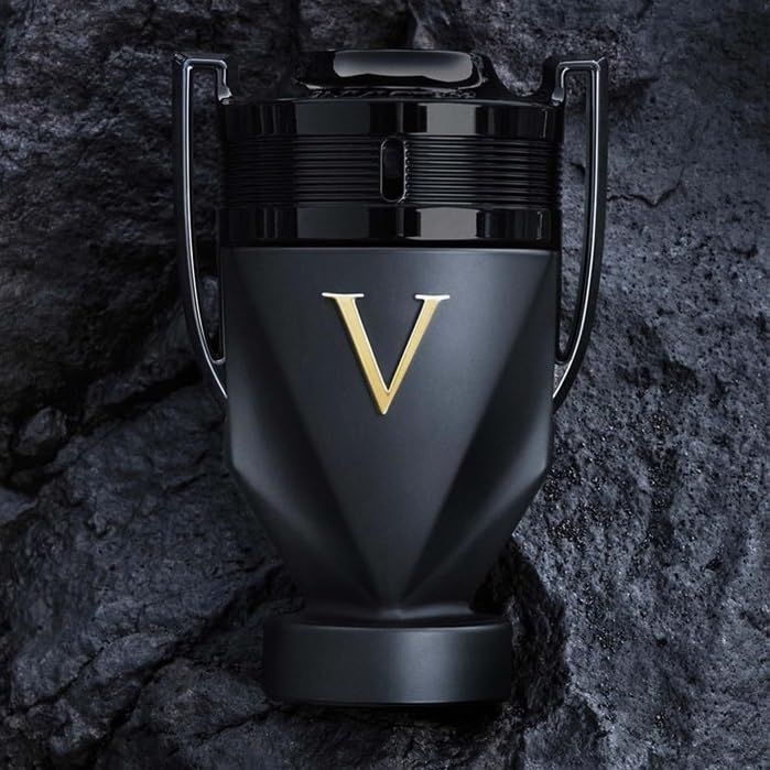 Flacone nero con "V" dorata. Flacone con manici, posto su pietra scura.
