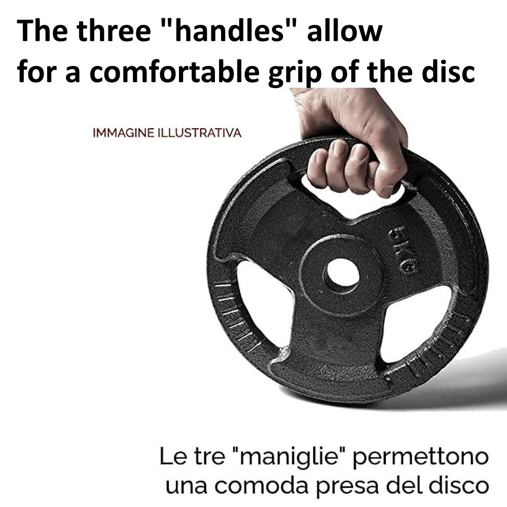 Disco pesi nero con tre maniglie, tenuto in mano. Testo: Le tre maniglie consentono una presa comoda.