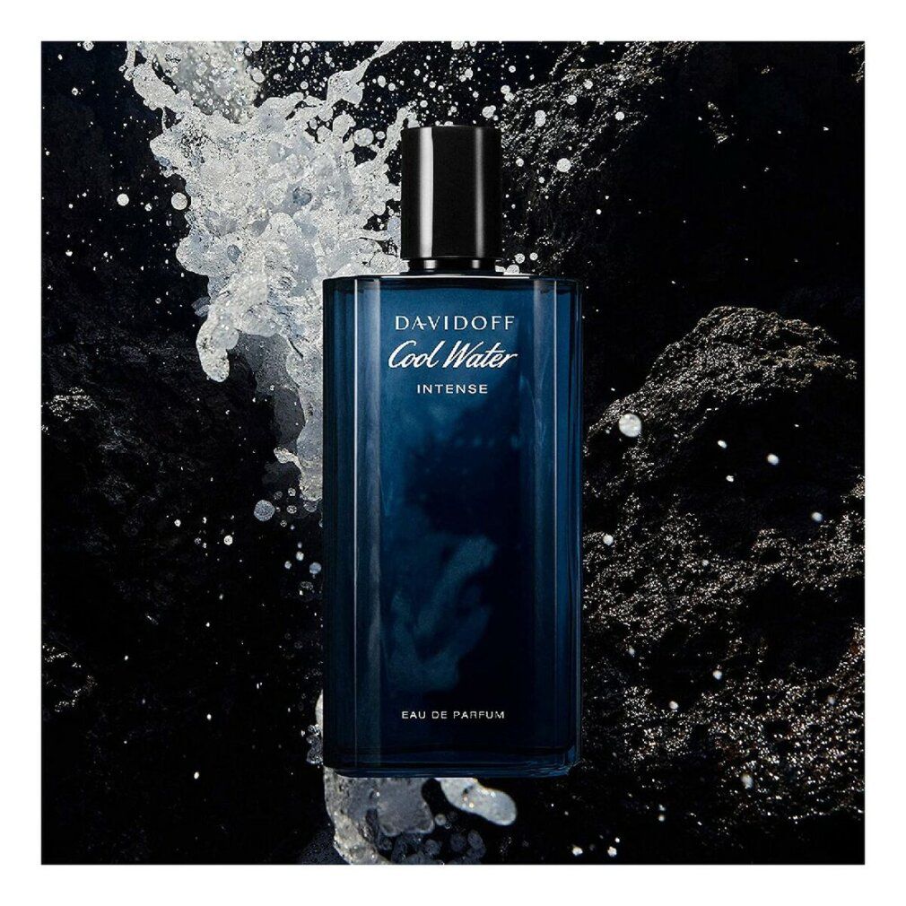 Flacone Davidoff Cool Water Intense Eau de Parfum. Vetro blu, tappo nero. Effetto acqua.
