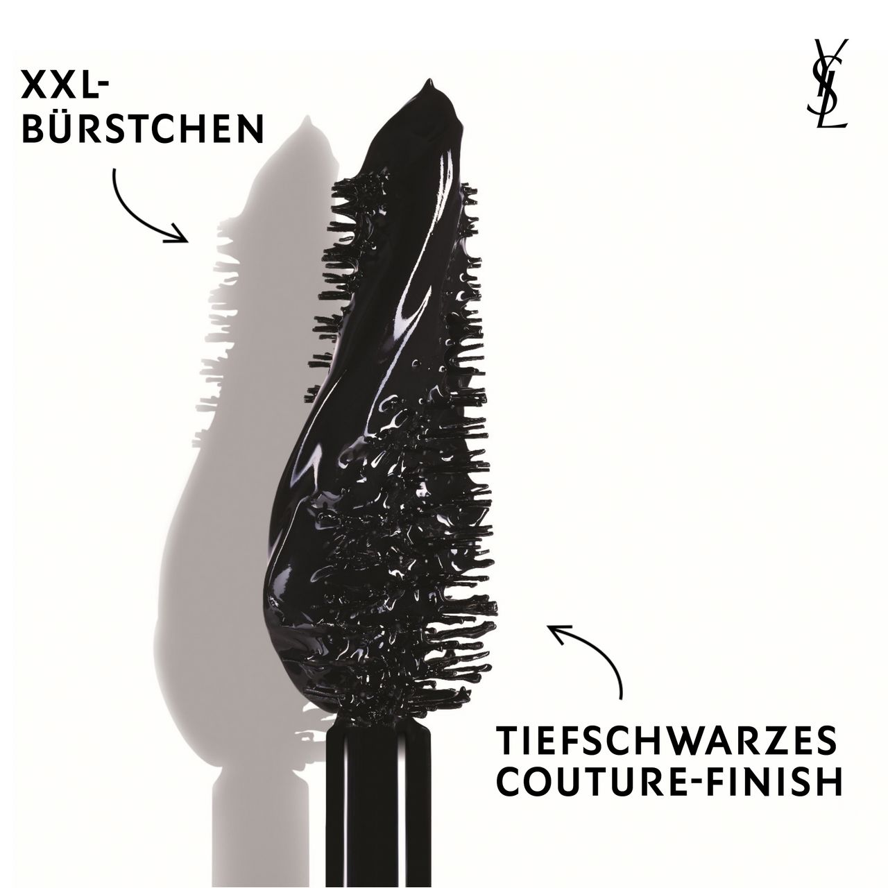 Primo piano dello scovolino del mascara con finitura nero intenso. Testo: XXL-Bürstchen, Tiefschwarzes Couture-Finish. Logo.