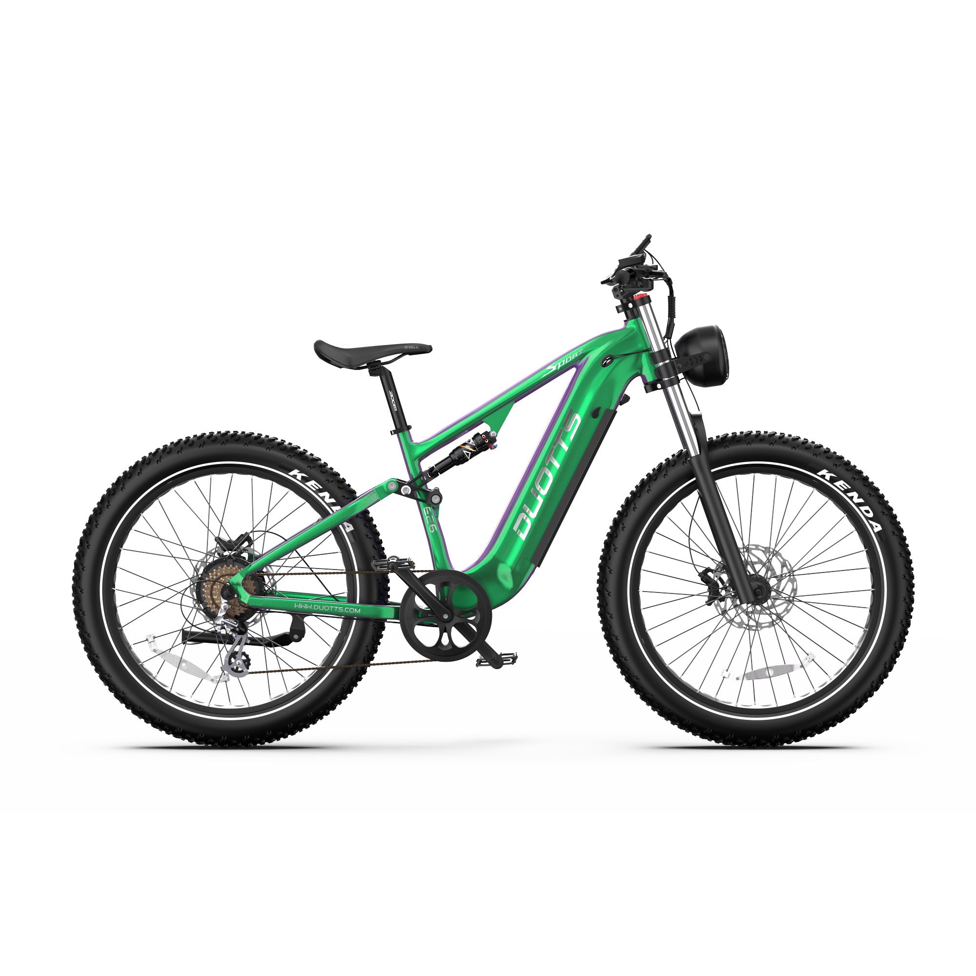 Mountain bike elettrica verde. Pneumatici neri con scritta KENDA. Logo DUOTTS sul telaio. Faro e sella.