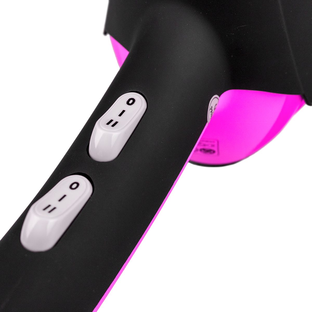Primo piano dell'impugnatura di un asciugacapelli nero e rosa. Sono visibili due interruttori bianchi.