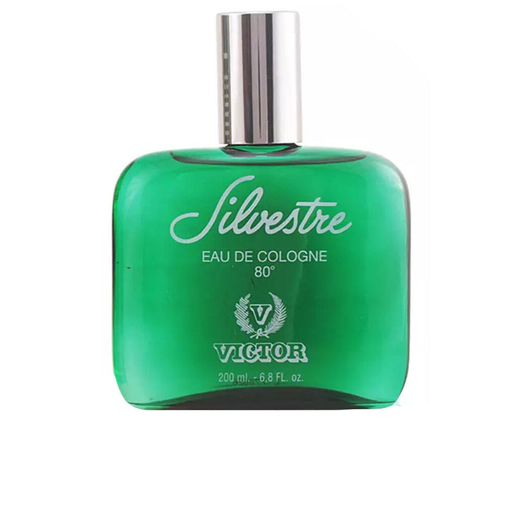 Flacone verde di eau de cologne con tappo argentato. "Silvestre Eau de Cologne" sul flacone. "Victor" sotto.