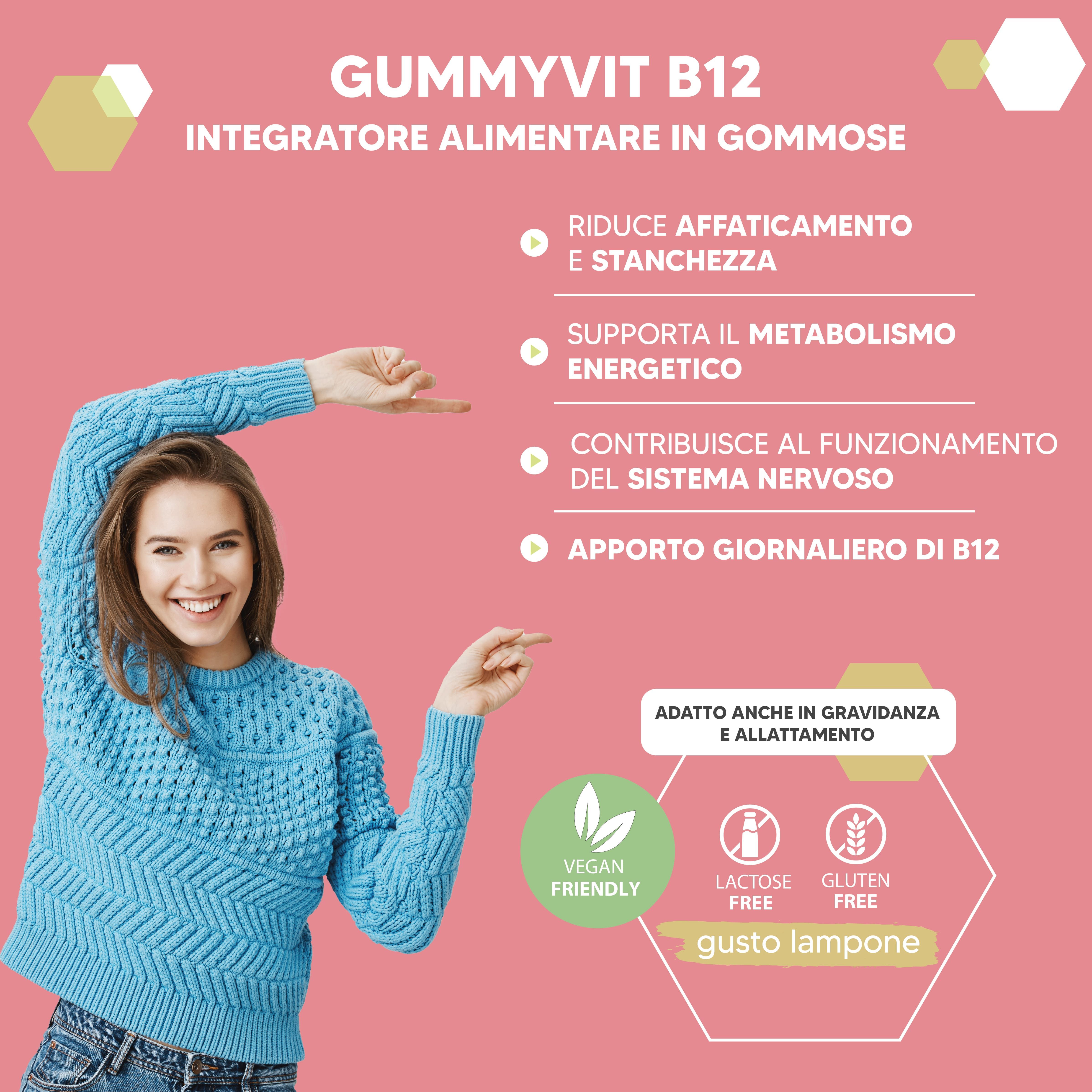 Donna che indica il testo. Testo: Gummyvit B12, integratore alimentare in caramelle gommose. Vegano, senza lattosio, senza glutine. Gusto lampone.