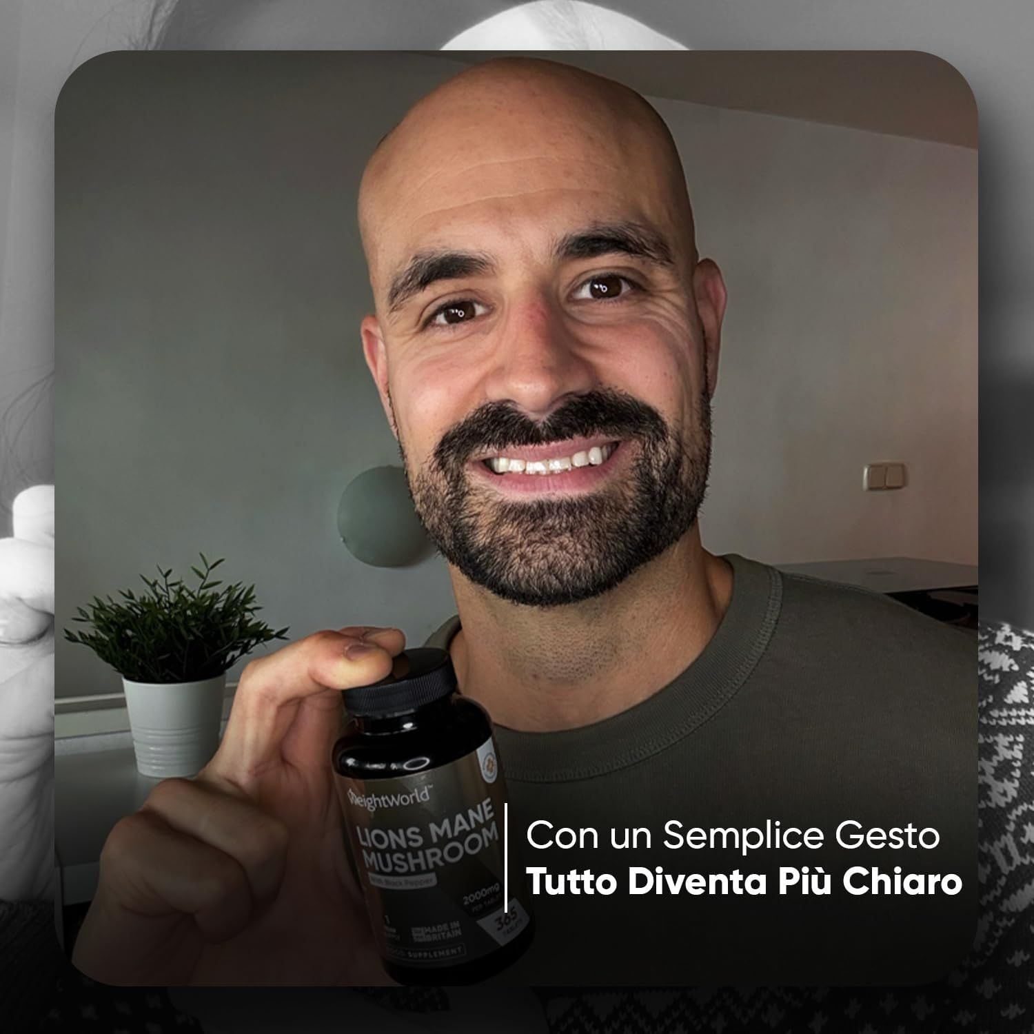 Uomo tiene in mano un flacone. Testo: Lion's Mane Mushroom. Con un Semplice Gesto Tutto Diventa Più Chiaro.