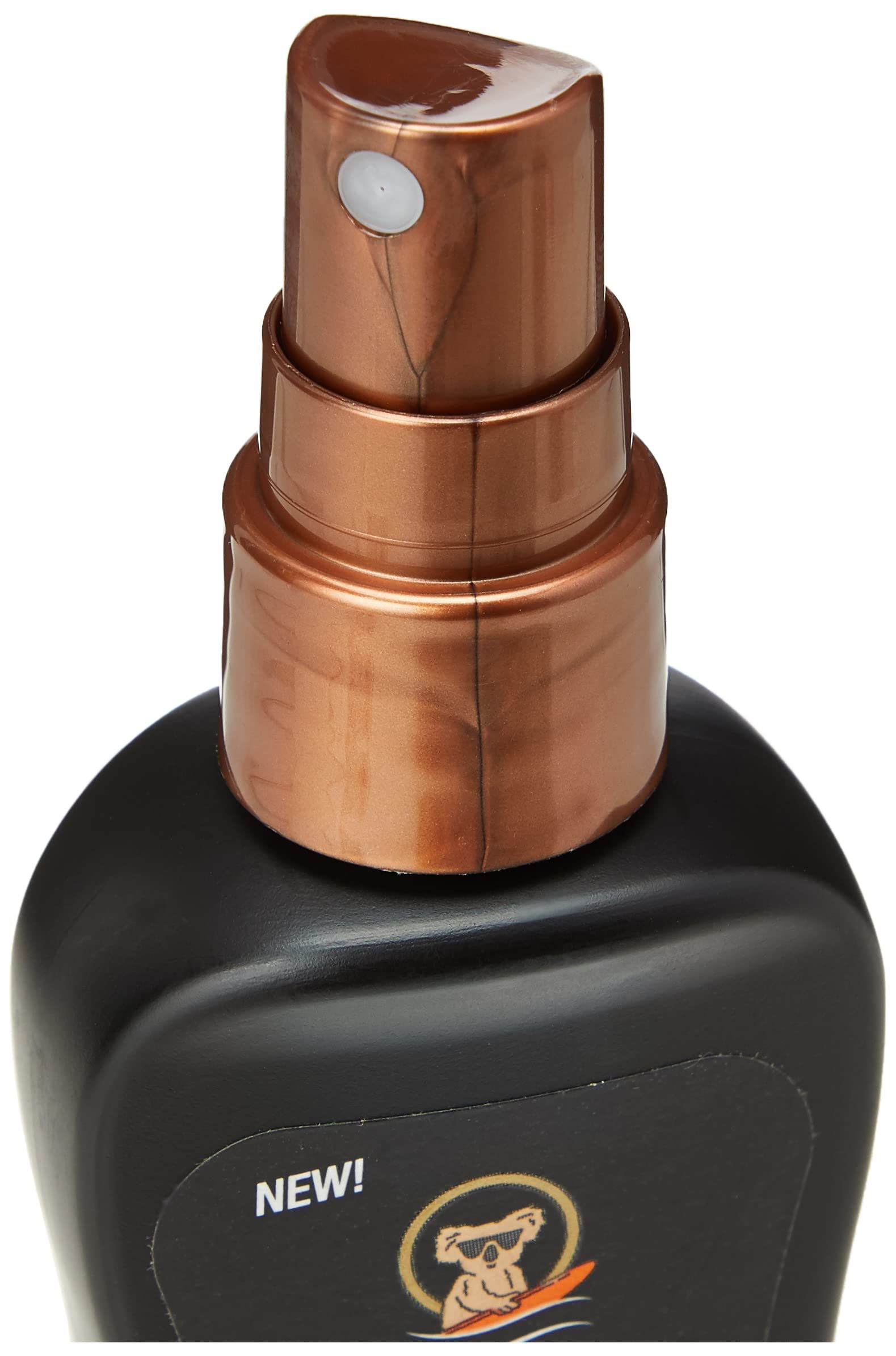 Primo piano della testa spray di una bottiglia nera. Testa spray marrone. Scritta: Australian Gold, Instant Bronzer, 15.