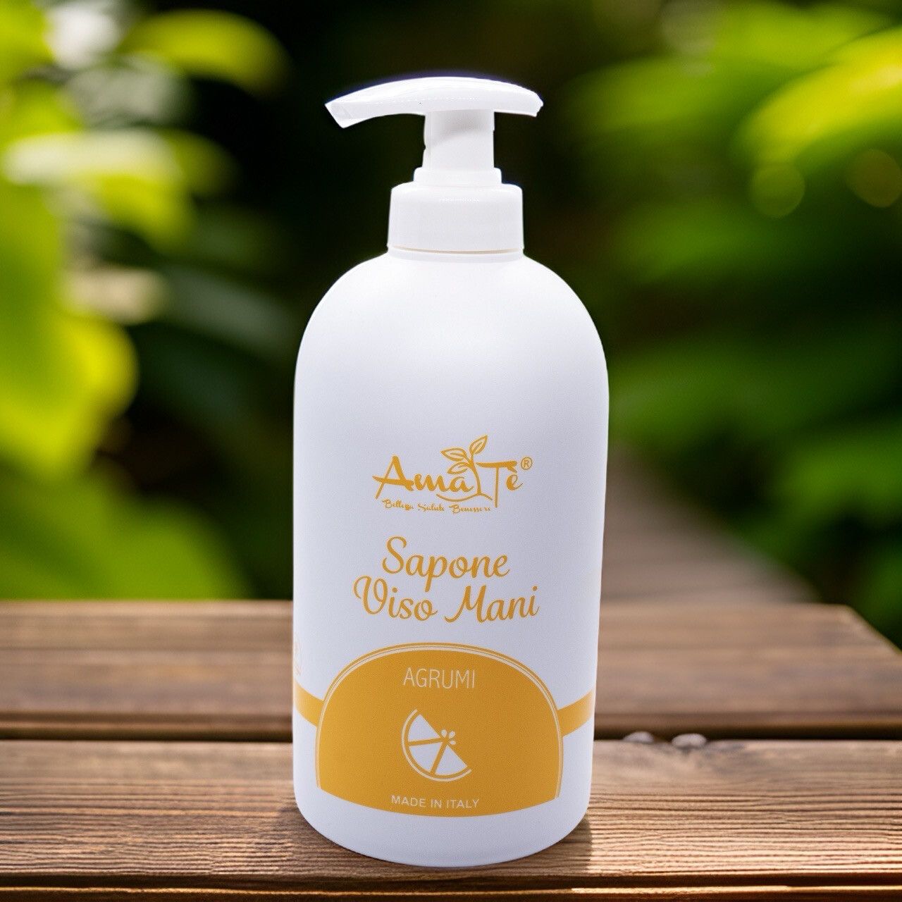 Flacone bianco con dosatore. Scritta: Amatè, Sapone Viso Mani, Agrumi. Etichetta gialla con simbolo di limone. Made in Italy.